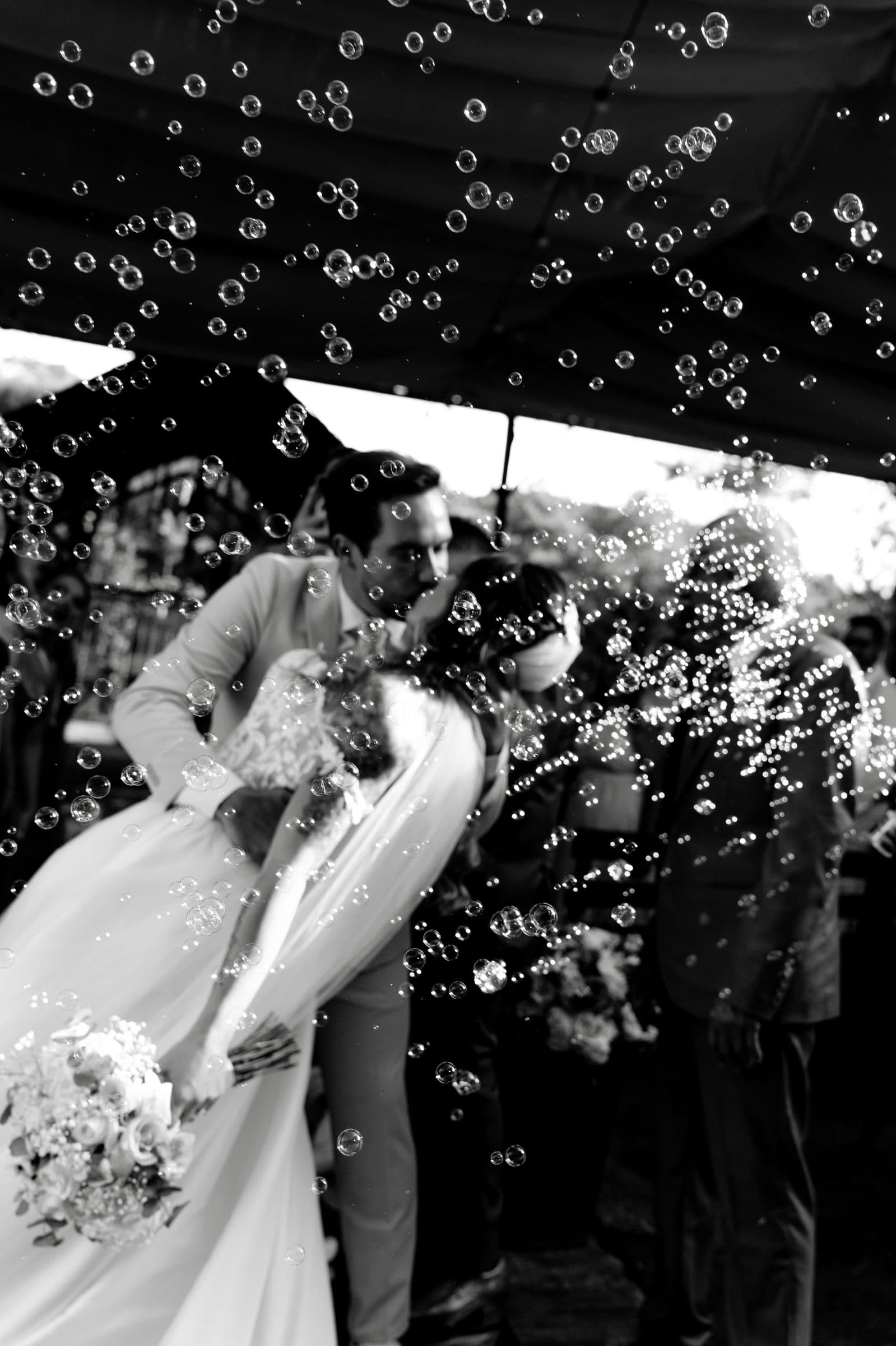 Casal se beijando em meio a bolhas de sabão no Fazenda Santa Isabel Premium