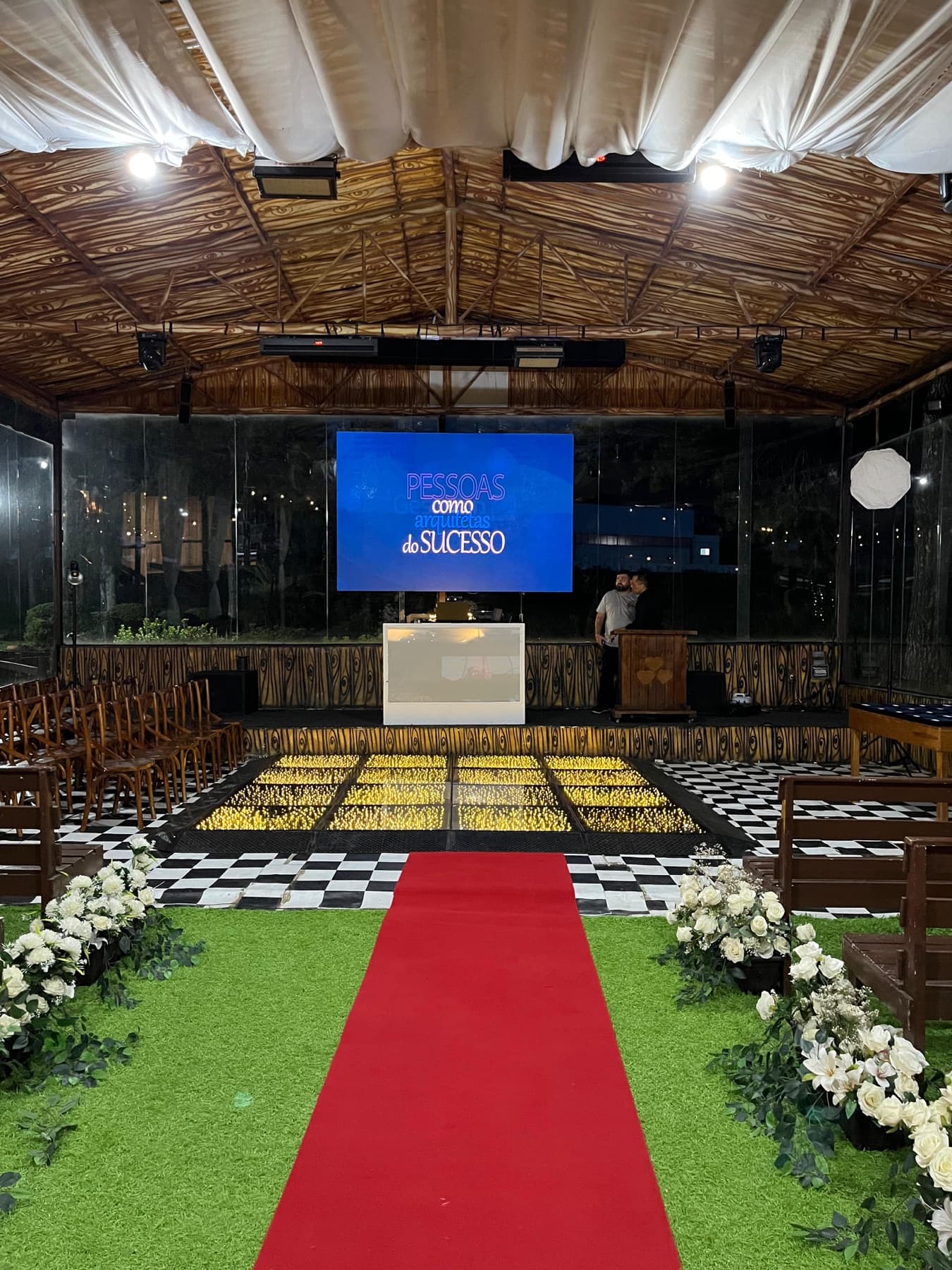 Evento corporativo em formato auditório, com palco e telão, no Fazenda Santa Isabel Premium