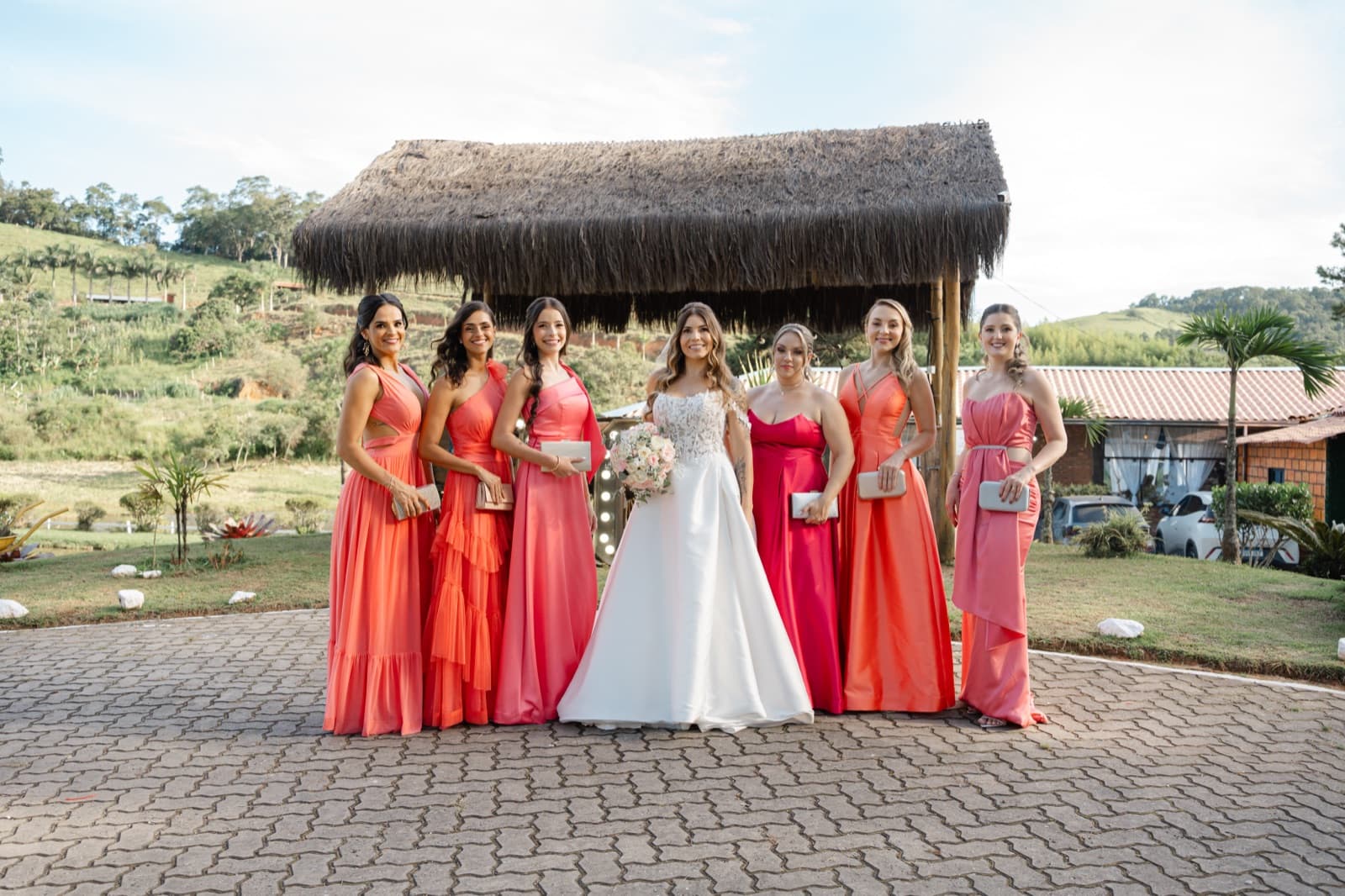 Noiva com as damas de honra em frente ao quiosque do Fazenda
