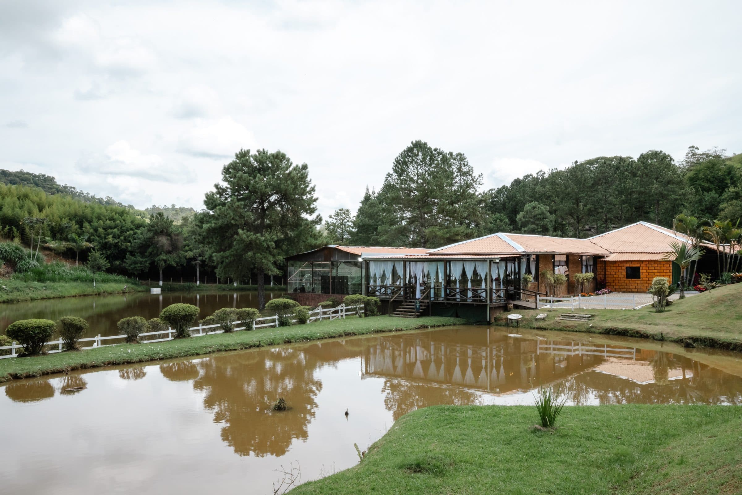 Lago em formato de coração no Fazenda Santa Isabel Premium, cenário da cerimônia